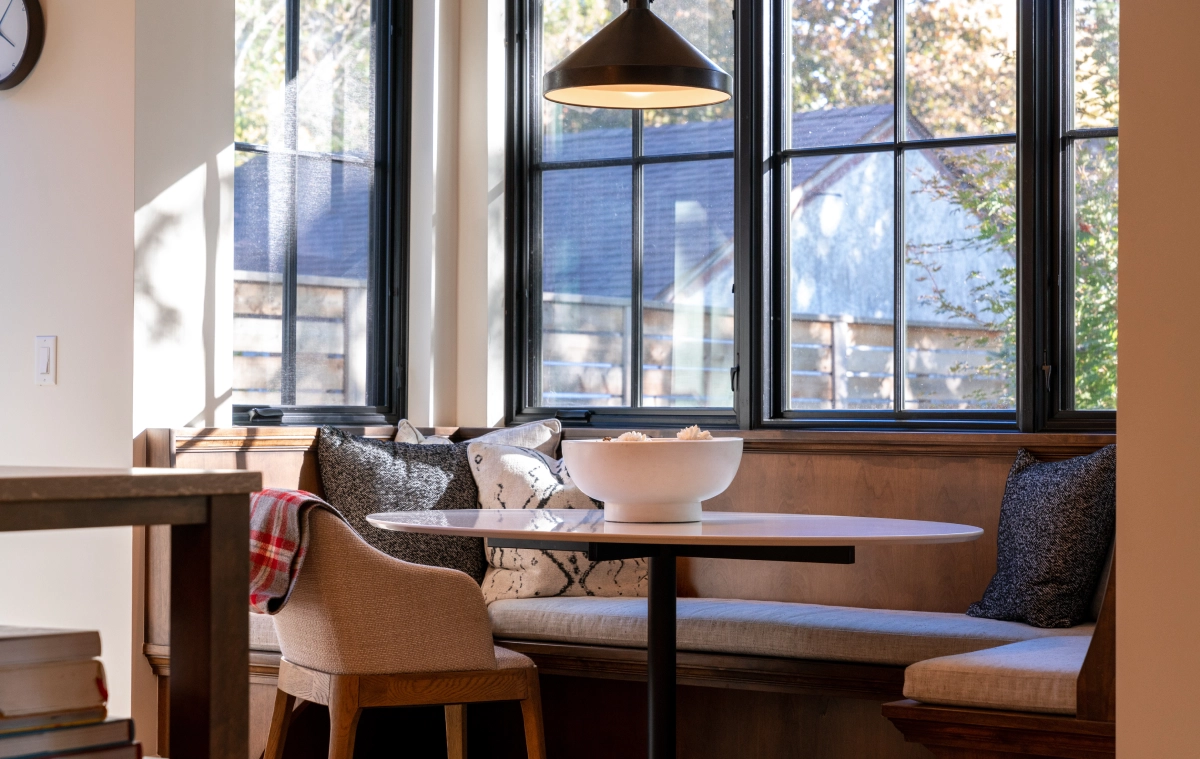 A picture of a kitchen breakfast nook