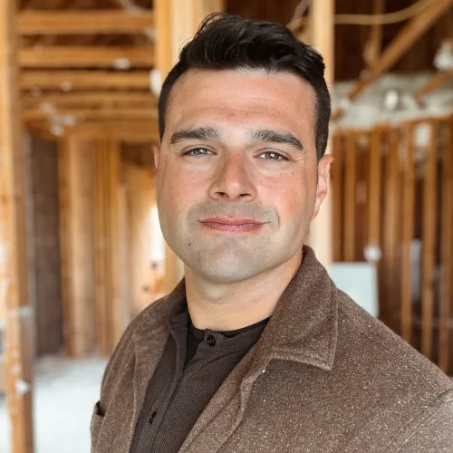 Elias Rhett headshot